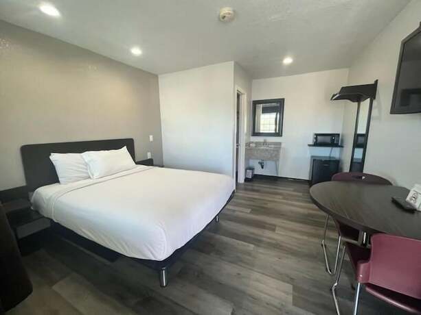 High Desert Inn - photo 8