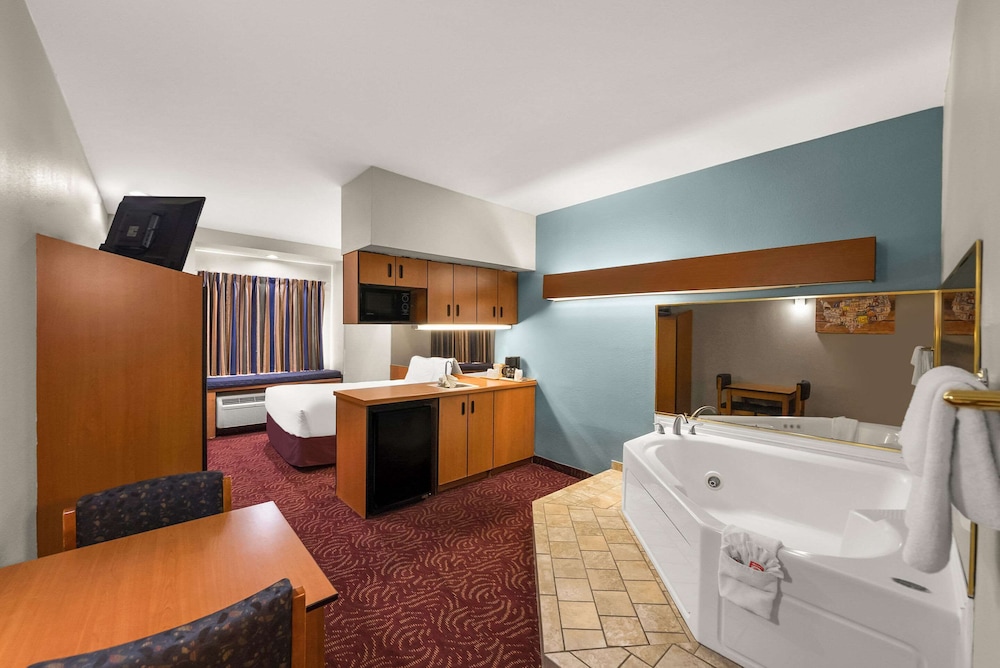 Econo Lodge Inn & Suites Mesquite Dallas East - photo 22