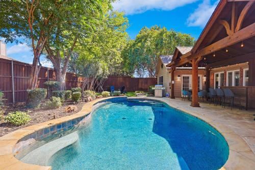 5bd 2ba W Backyard Oasis Pool Jacuzzi Firepit — Corinth