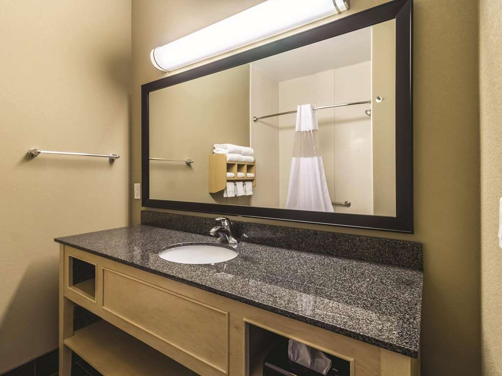 La Quinta Inn & Suites by Wyndham Fargo Medical Center - photo 13