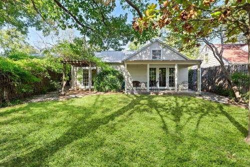 Historic 2 bd Home Patio DT Fredericksburg — 4-Star Luxury Hotel in Fredericksburg, United States