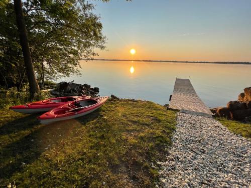 Prince Edward County Beachfront Retreat - last minute hotel in Unknown City