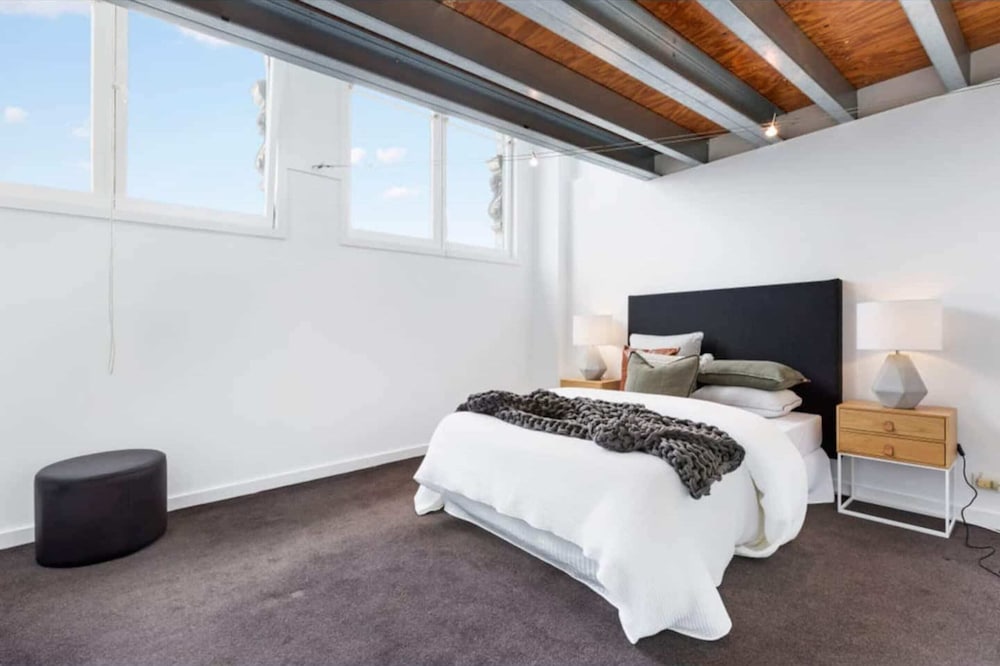 Light filled Converted Warehouse 2 Bedroom Apartment in Prahran — 4-Star Luxury Hotel in Prahran, Australia