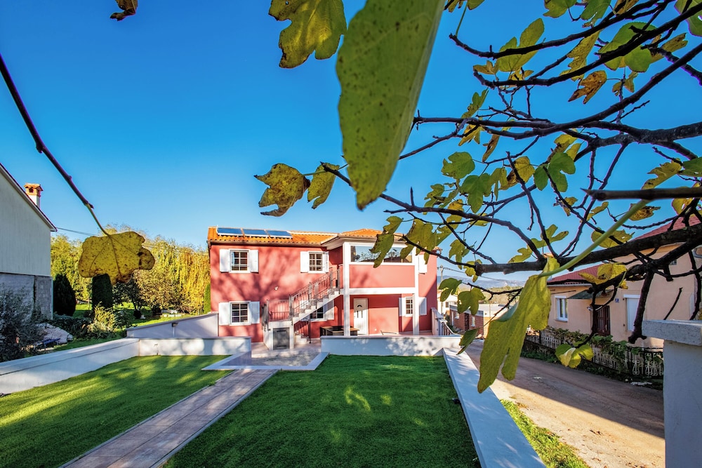 Peaceful Istria Apartments — 4-Star Luxury Hotel in Sveta Nedjelja, Croatia