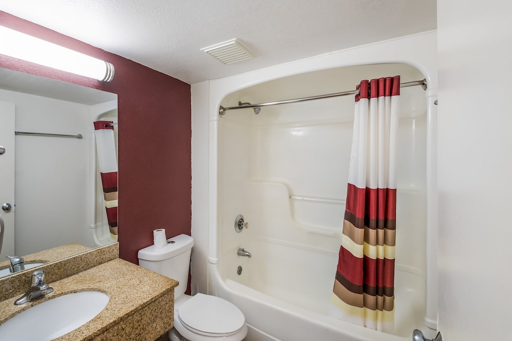 Red Roof Inn Rochester Airport - photo 29