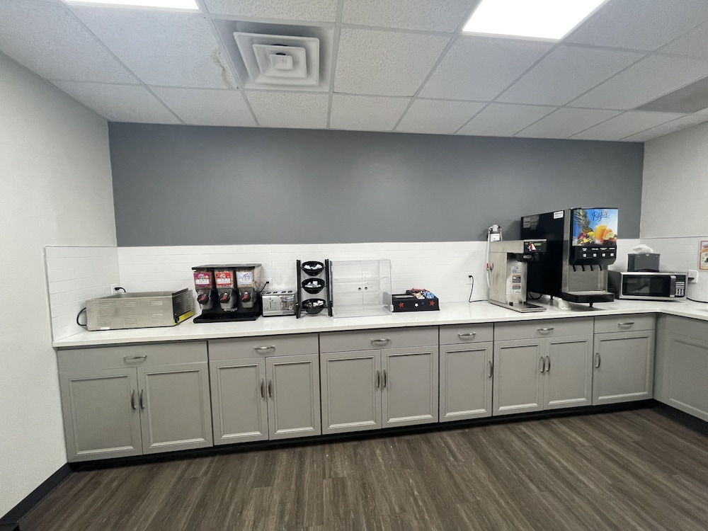 Days Inn by Wyndham Manitowoc - photo 15