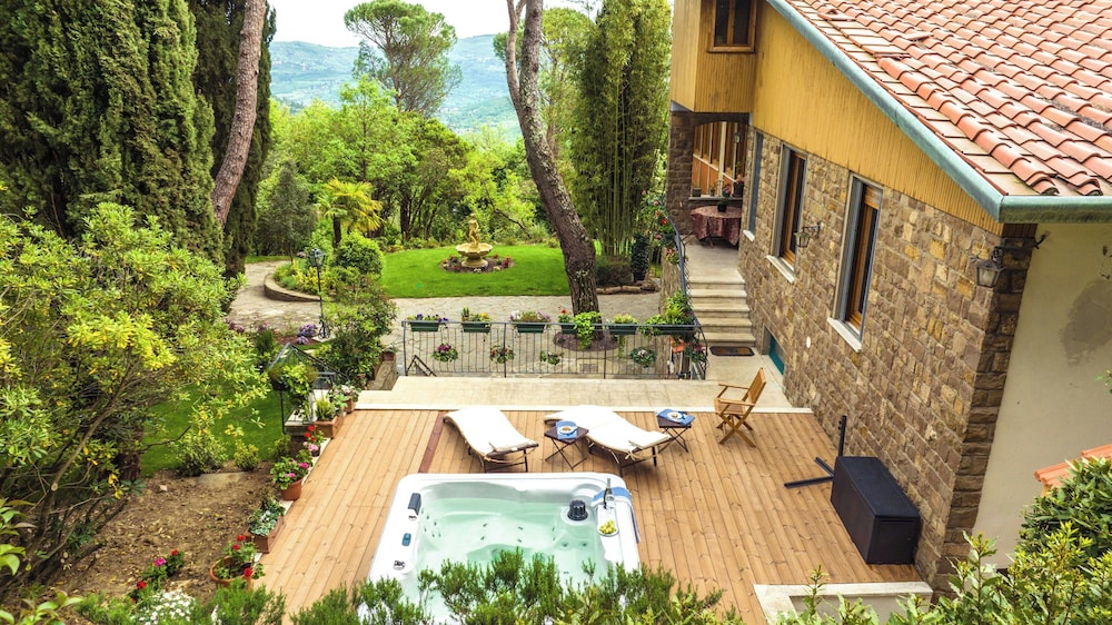 Majestic Villa in Hills of Florence with Gardens Gym Jacuzzi and Sauna — 4-Star Luxury Hotel in Fiesole, Italy