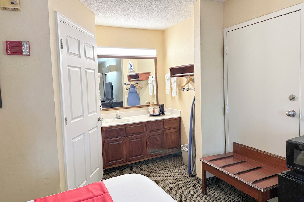 Bonita Lakes Inn by Capital O Meridian I20 - photo 19