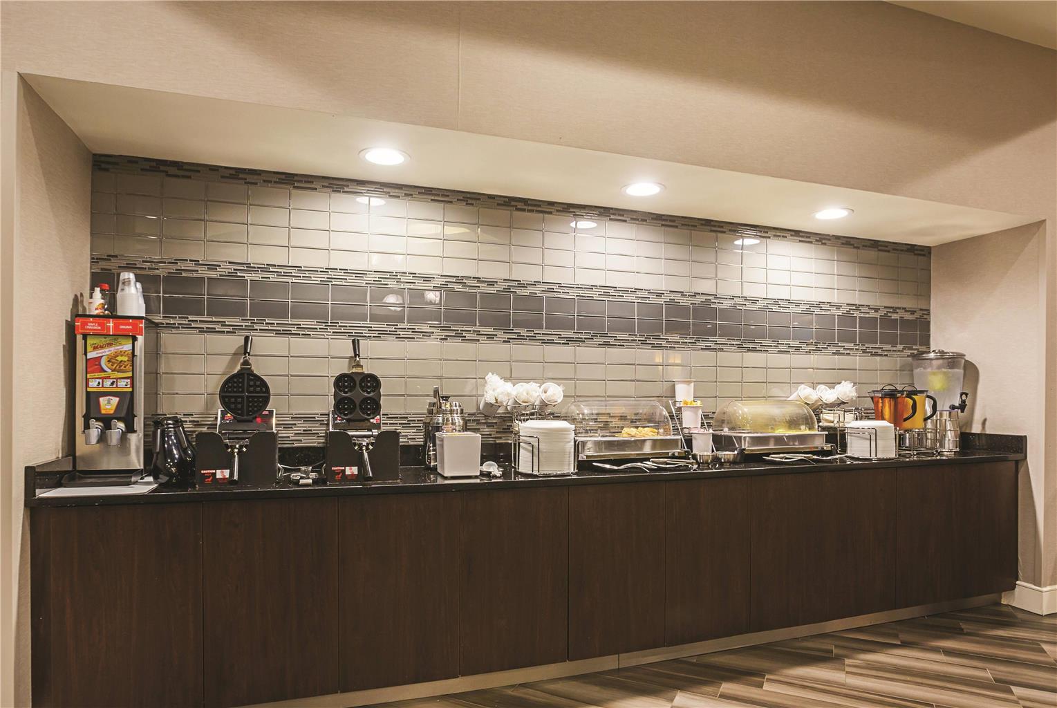 La Quinta Inn & Suites by Wyndham Atlanta Alpharetta - photo 44