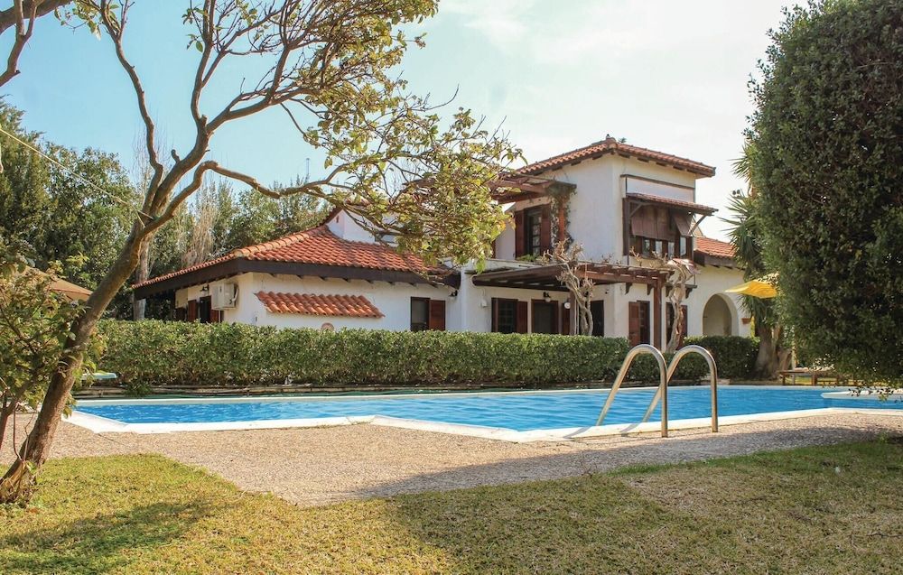 Villa Melenia — 4-Star Luxury Hotel in Marathonas, Greece