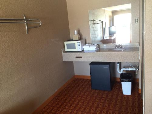 Lake Shore Motel - photo 25
