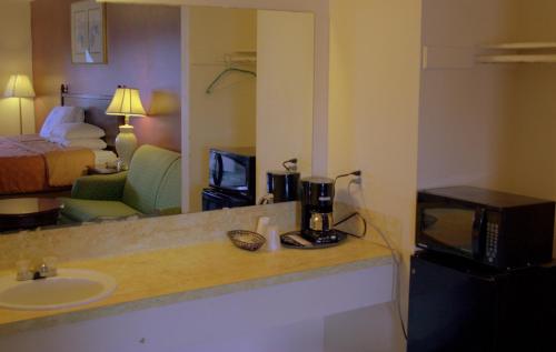 Somerville Inn & Suites - photo 16