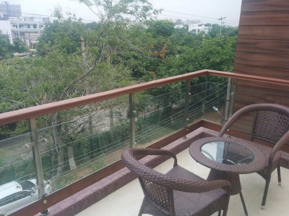 FabHotel HUDA City Centre
