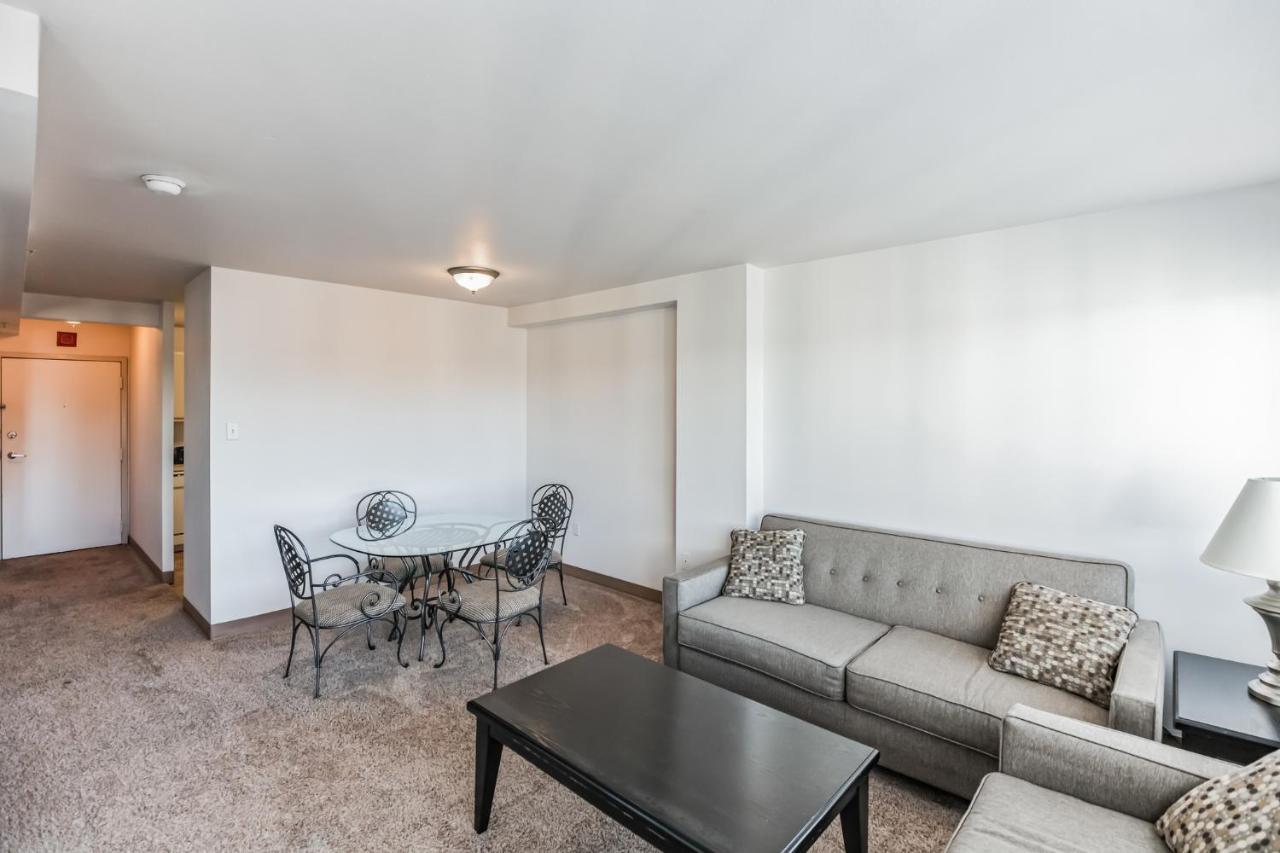 PP 1114 Beautiful Professional 1br Apt Pool — 4-Star Luxury Hotel in Harrisburg, United States