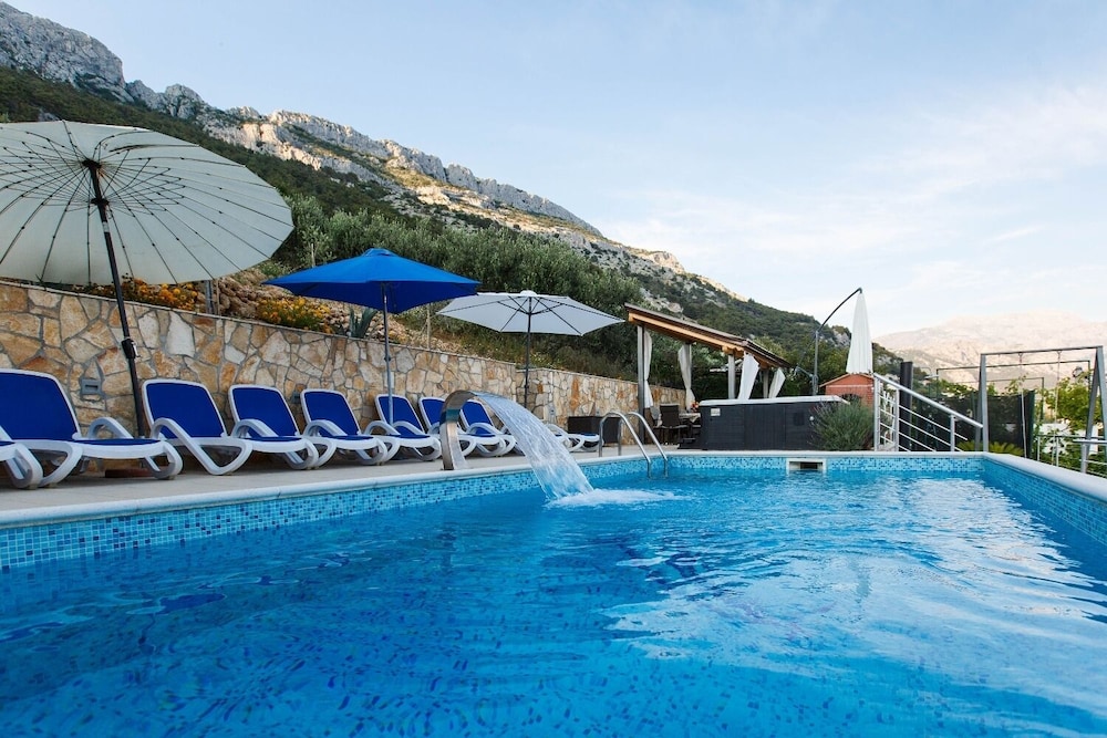 Dusa With Pool A2 II kat — 4-Star Luxury Hotel in Omis, Croatia