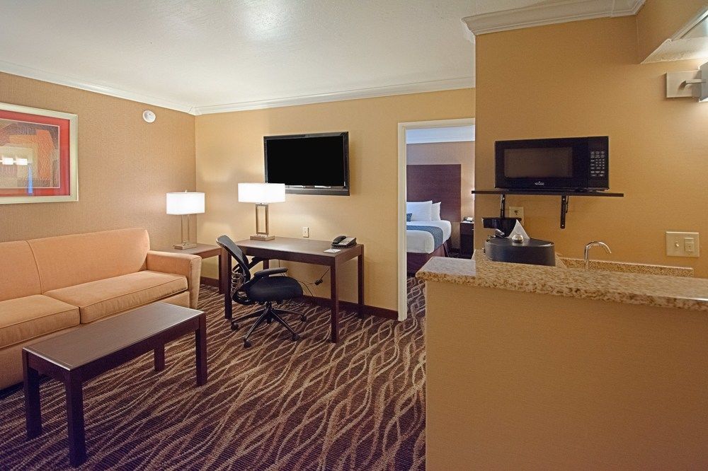 Tempe Phoenix Airport InnSuites at the Mall Hotel - photo 32