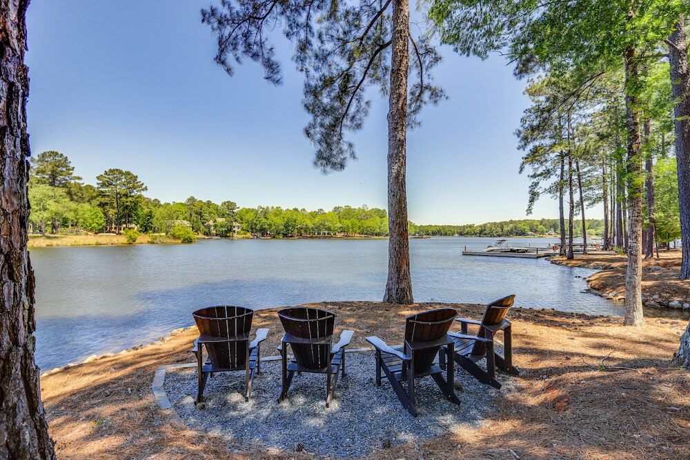 Lakefront Oconee Vacation Rental with Patio and Views — 4-Star Luxury Hotel in Greensboro, United States