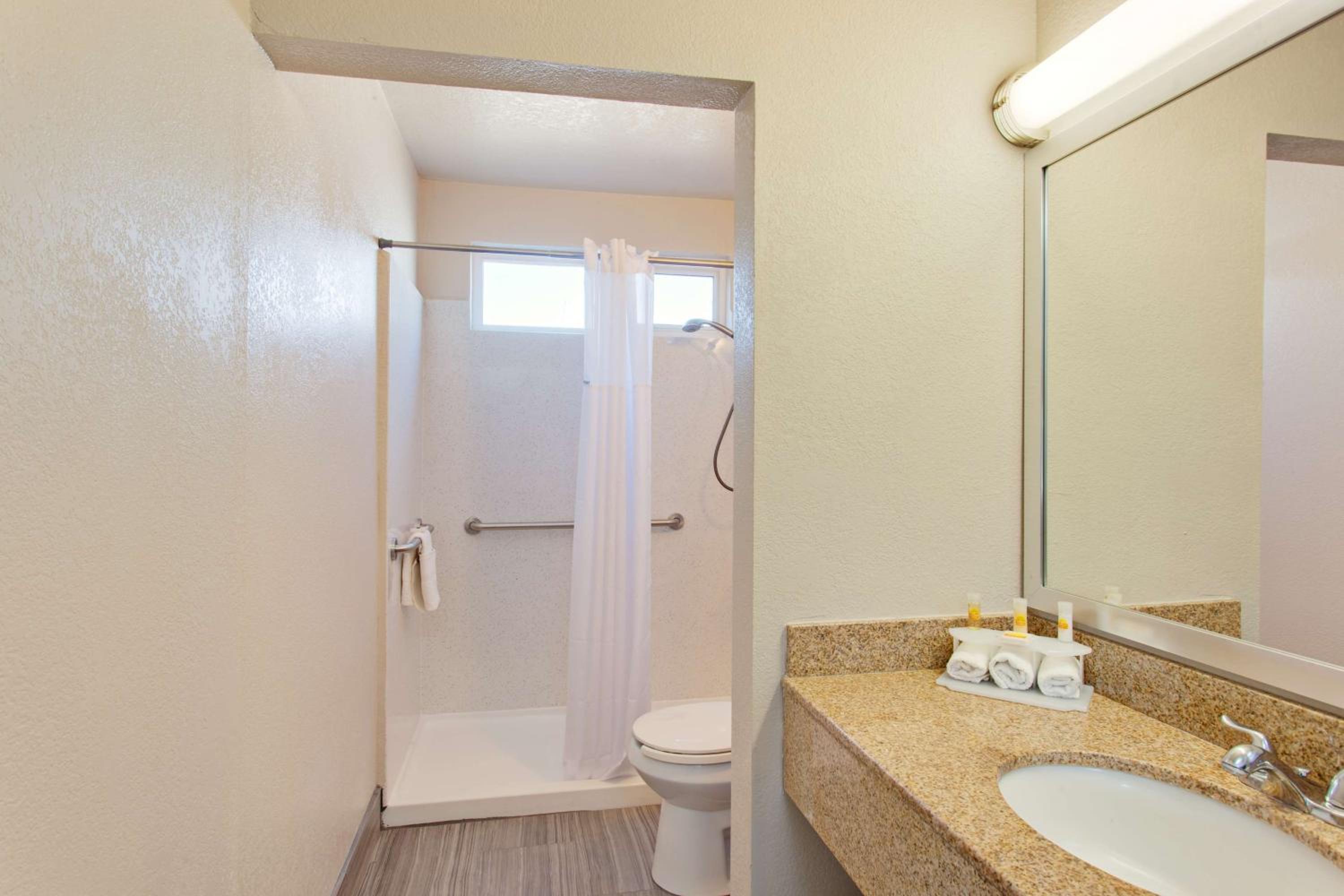 Days Inn by Wyndham Chowchilla Gateway to Yosemite - photo 28