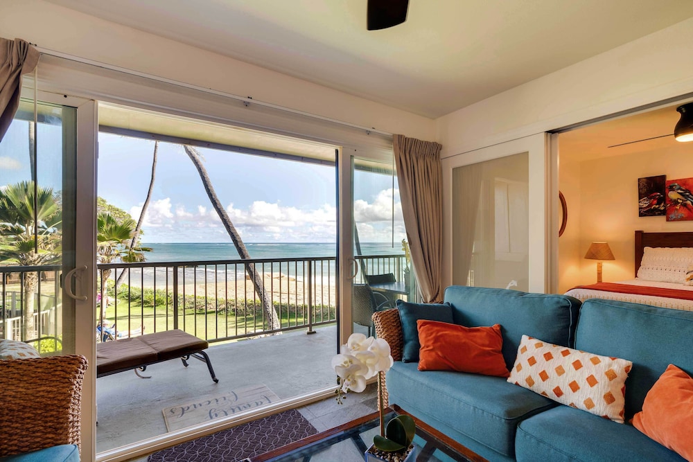 Waipouli Beachfront Condo with Balcony and Ocean Views — 4-Star Luxury Hotel in Kapa'a, United States
