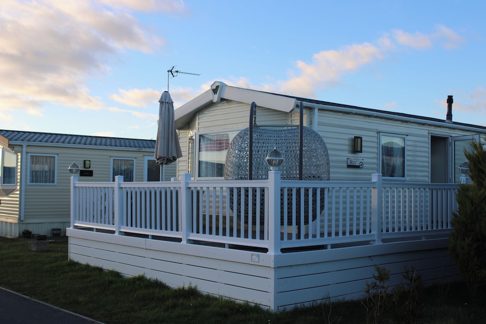 Cosy 3 Bedroom Beachfront Getaway in Mersea — 4-Star Luxury Hotel in West Mersea, United Kingdom