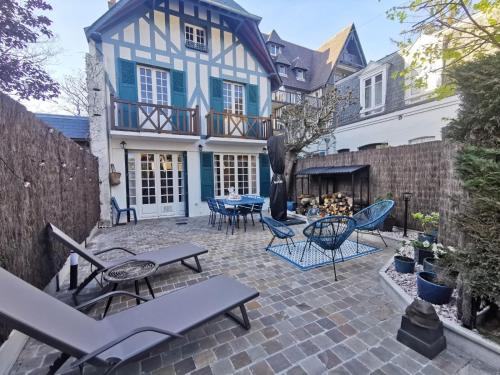 Villa normande Les Crapauds Fous — 4-Star Luxury Hotel in Deauville, France