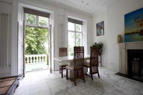 Large 2 Beds Flat Overlooking Clapham Common Park — 4-Star Luxury Hotel in London, United Kingdom