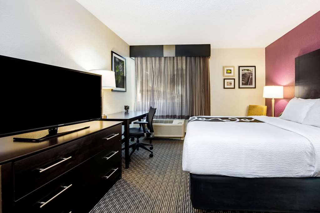 La Quinta Inn & Suites by Wyndham Fort Lauderdale Tamarac - photo 22