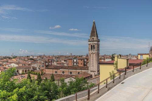 Verona Skyline Apartments Appartamento 9D — 4-Star Luxury Hotel in Verona, Italy