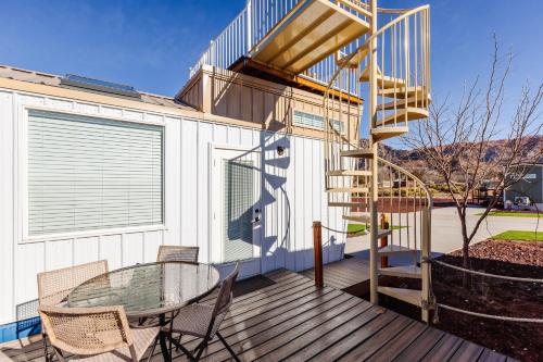 Starboard Tiny Home — 4-Star Luxury Hotel in Apple Valley, United States