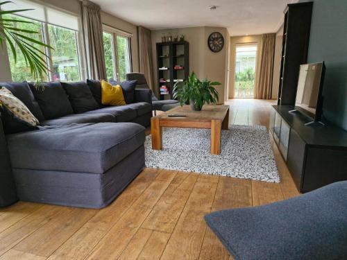 Groot vakantiehuis met sauna en bubbelbad — hotel in Diessen