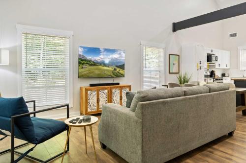 Secluded 3BR Cabin Lake Access & Resort Perks pet-friendly hotel South Uniontown