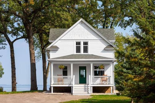 Goyke Unwind With Unmatched Lakefront Views — Oshkosh