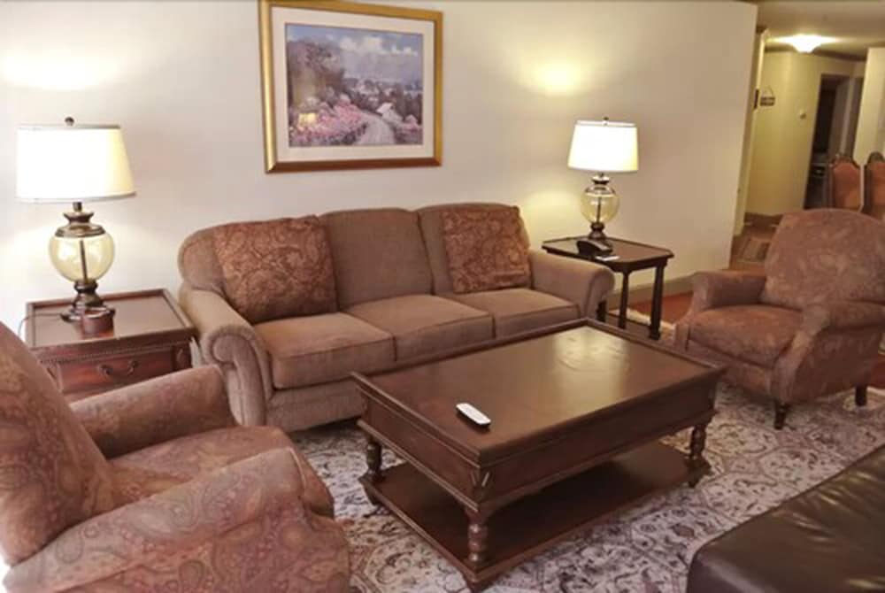 Cow Hollow Inn & Suites - photo 9