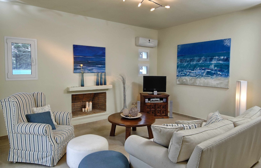 Villa Ouranos our Dream in Blue and Cream With Seaview and Pool — 4-Star Luxury Hotel in Agios Nikolaos, Greece