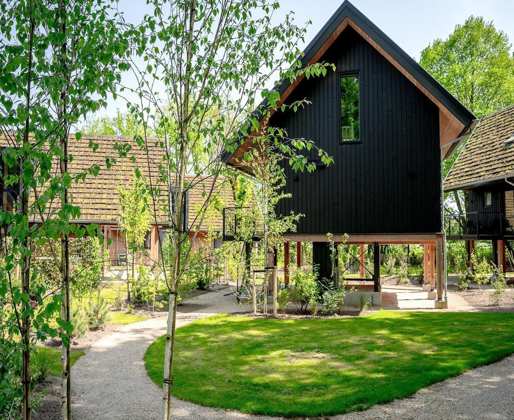 Natuur Villa met Hottub & Sauna 4 personen Resort Valley — hotel in Wekerom