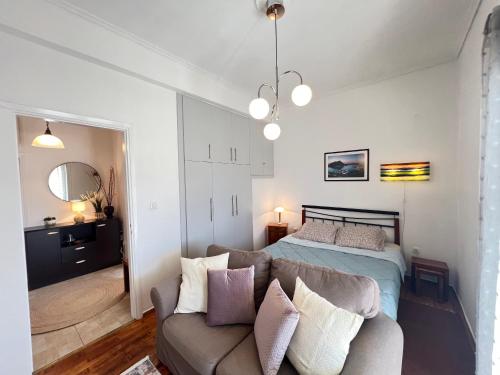 Cozy Apartment with Big Veranda Near Athens Centre And Metro Tram — 4-Star Luxury Hotel in Athens, Greece