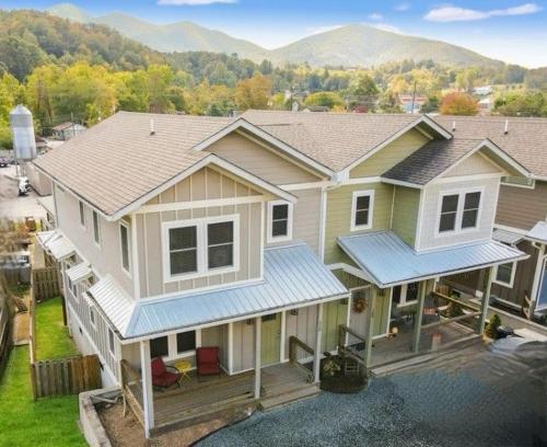 Urban Retreat Downtown Gem Walk Everywhere Custom Bunk Room Hot Tub Train & Mountain View Near National Park Entrance in Bryson City, United States