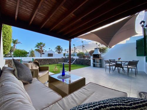 TERRACITAS 3 HIRU Coqueto bungalow con AC terraza y piscina comunitaria — 4-Star Luxury Hotel in Playa Blanca, Spain