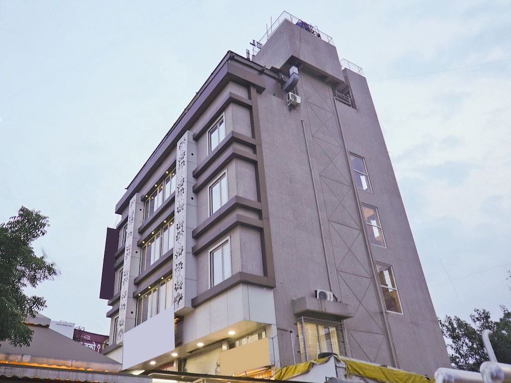 Oyo 23524 Shades Of Royal — hotel in Ahmadnagar