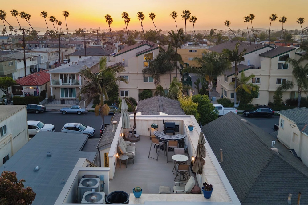 Seventh Shore Stylish Seal Beach Home w Elevator Fireplace Bold Design — 4-Star Luxury Hotel in Seal Beach, United States