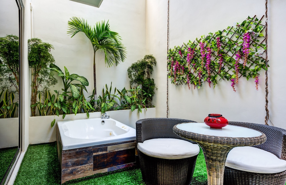 Jetted tub