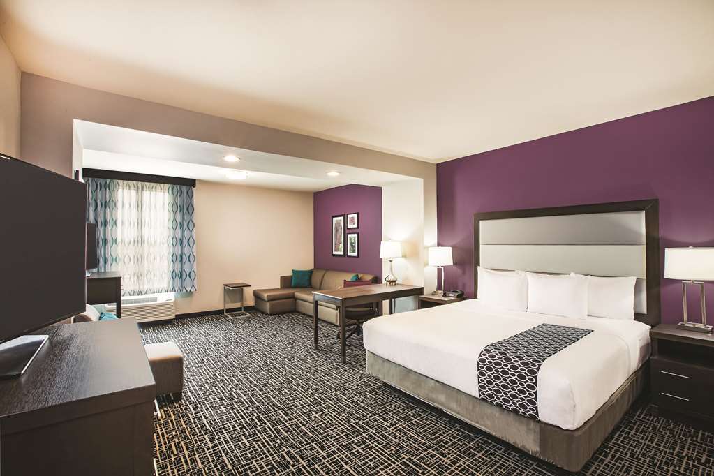 La Quinta Inn & Suites by Wyndham McAllen La Plaza Mall - photo 12