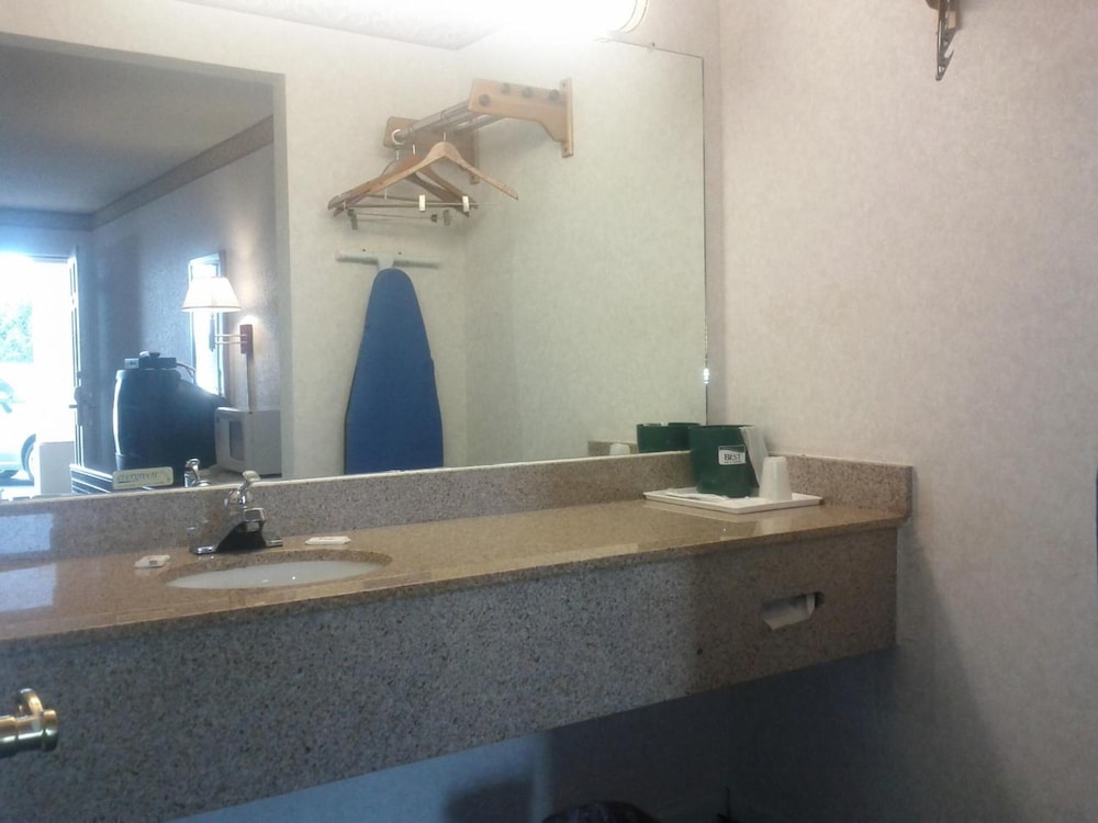 Econo Lodge Calhoun North Damascus - photo 38