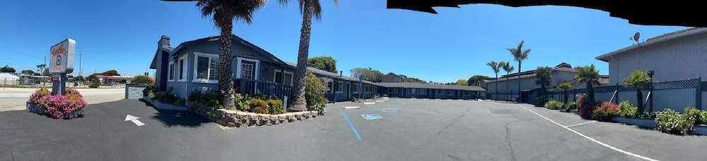 Monterey Fireplace Inn - photo 31