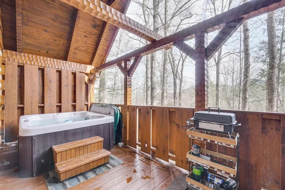 Honey Bear Pause Rural Escape with Porch and Hot Tub — hotel in Townsend