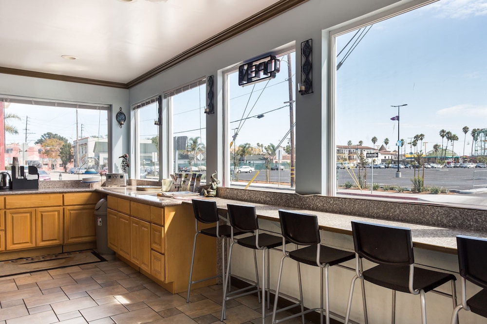 Aqua Breeze Inn - photo 2