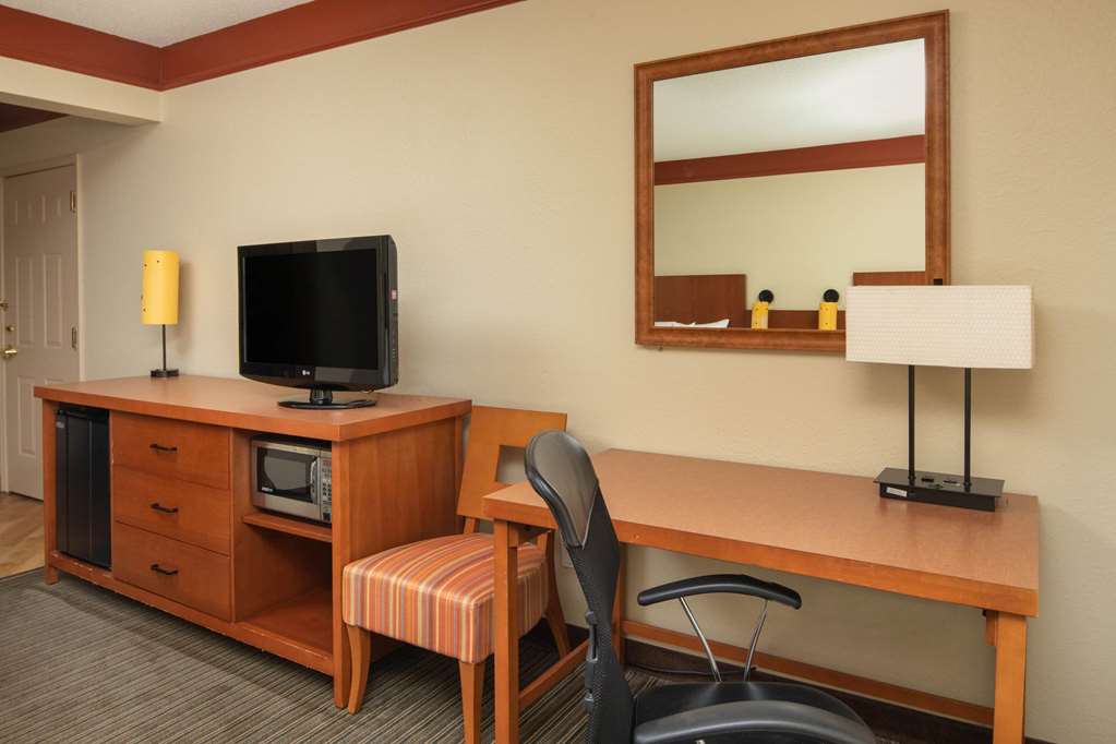 La Quinta Inn & Suites by Wyndham Atlanta Ballpark Galleria - photo 28