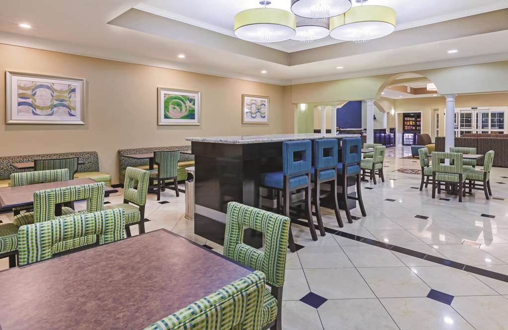 La Quinta Inn & Suites by Wyndham Pearland Houston South - photo 40