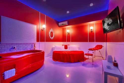 Metro Elegance Suites - carbon neutral hotel in Unknown City