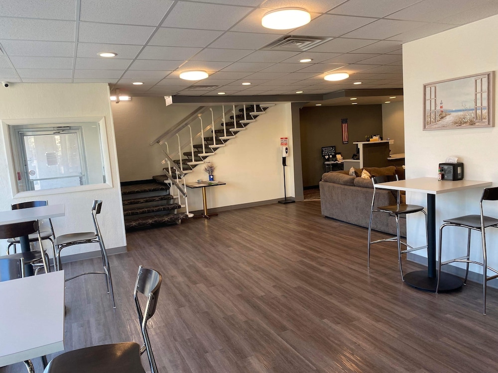 Days Inn by Wyndham Manitowoc - photo 4